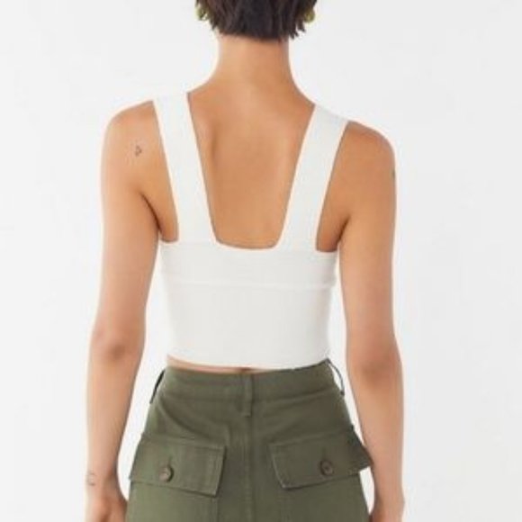 UO Sugar Cropped V-Neck Tank Top - Picture 3 of 4